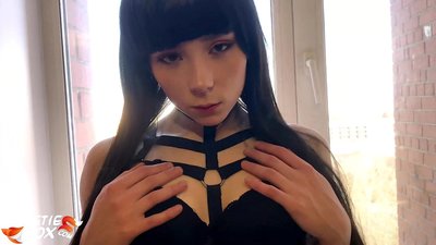 Гореща брюнетка Дълбоко смуче и чувствено чукане за пари